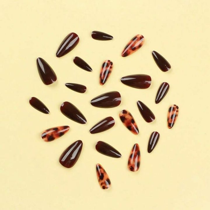Kunstnagelset mit elegantem Spitzen- und Tiermuster-Design Karnz