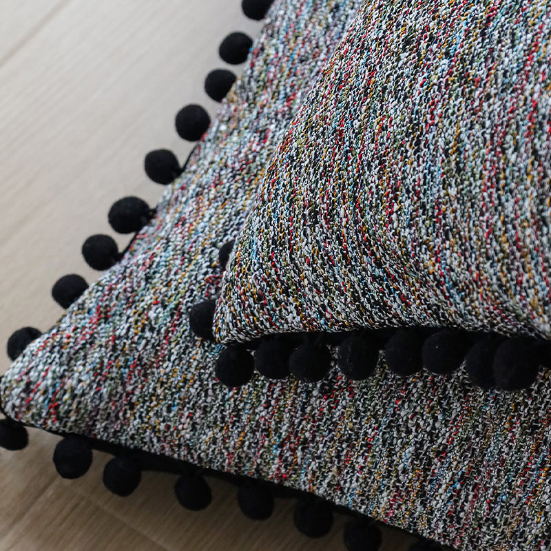 Quadratischer Kissenbezug mit Pompon-Borte und melierter Bouclé‑Struktur Karnz