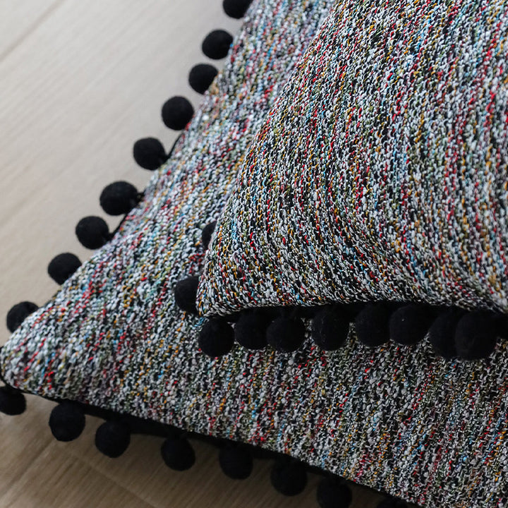 Quadratischer Kissenbezug mit Pompon-Borte und melierter Bouclé‑Struktur Karnz