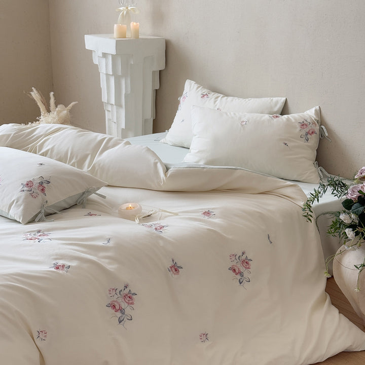 Besticktes florales Bettbezug-Set mit gebundenen Kissenbezügen