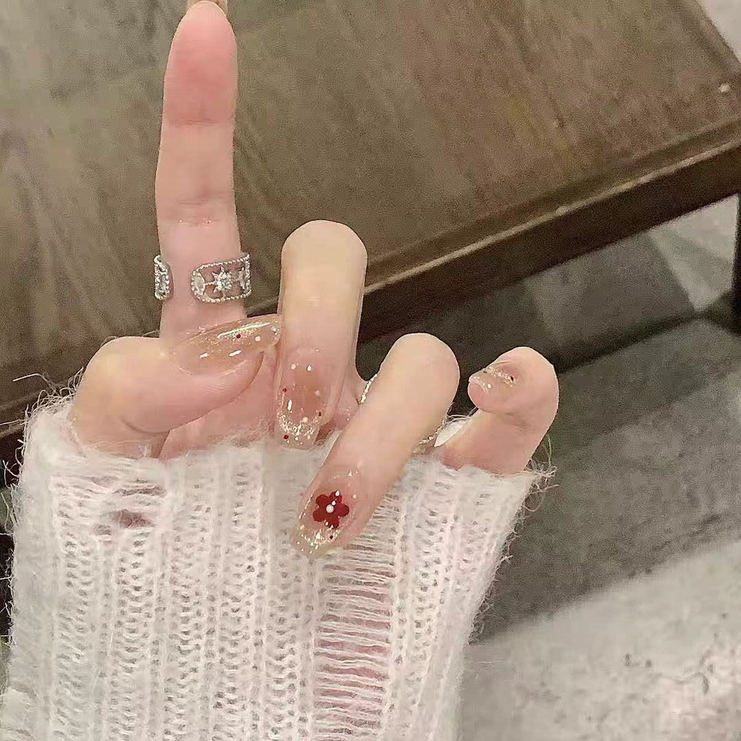 Kunstnägel mit Glamourösem Design Karnz