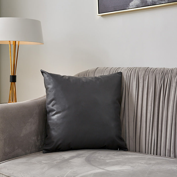 Quadratischer Premium-Kissenbezug aus veganem Nappaleder mit Soft‑Touch Oberfläche Karnz