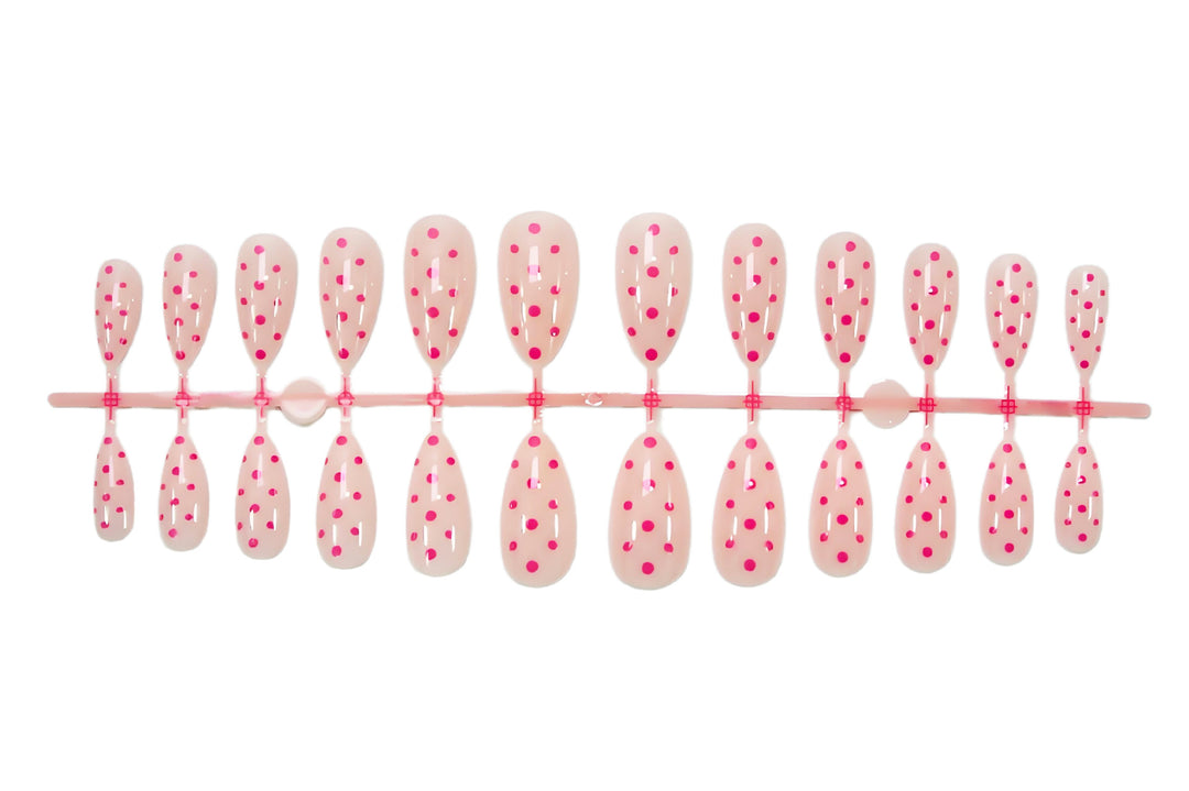 Kunstnagelset mit verspielten Punkten und elegantem Design Karnz
