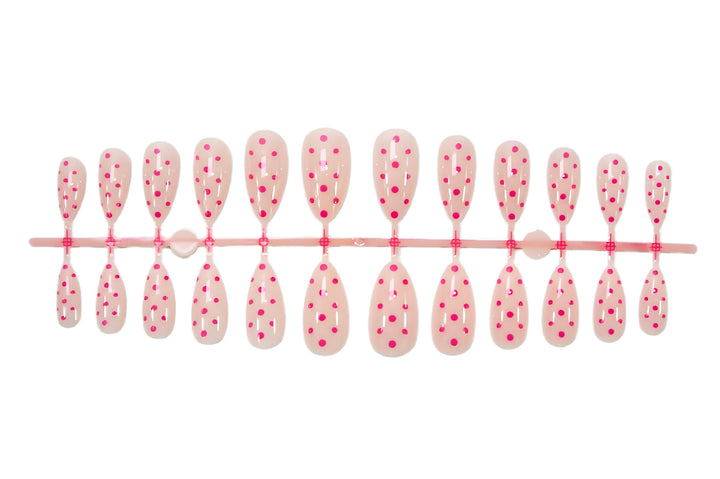 Kunstnagelset mit verspielten Punkten und elegantem Design Karnz
