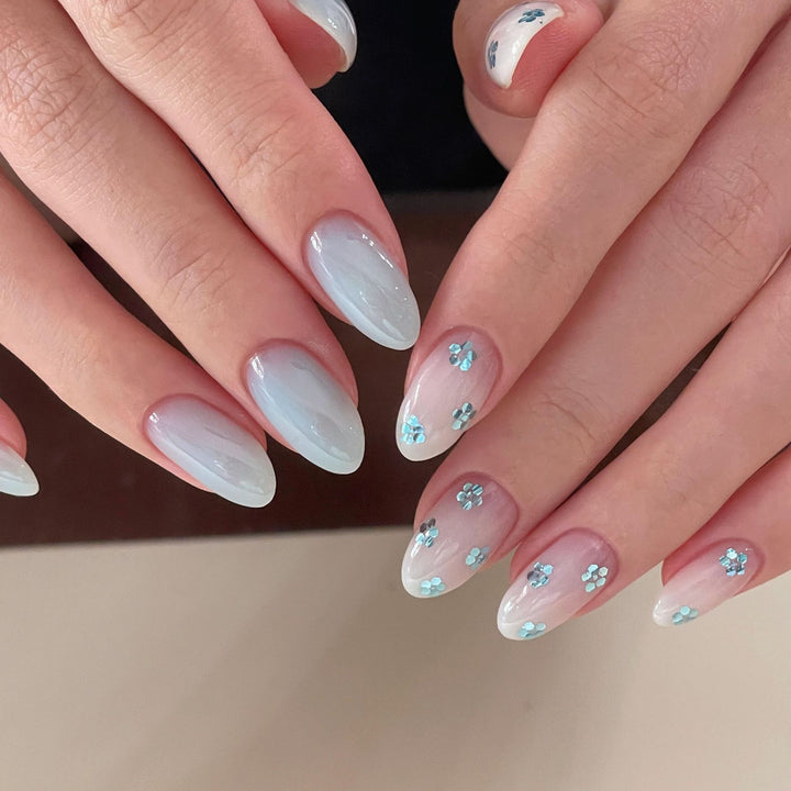 Kunstnägel mit Eleganten Blauen Akzenten Karnz