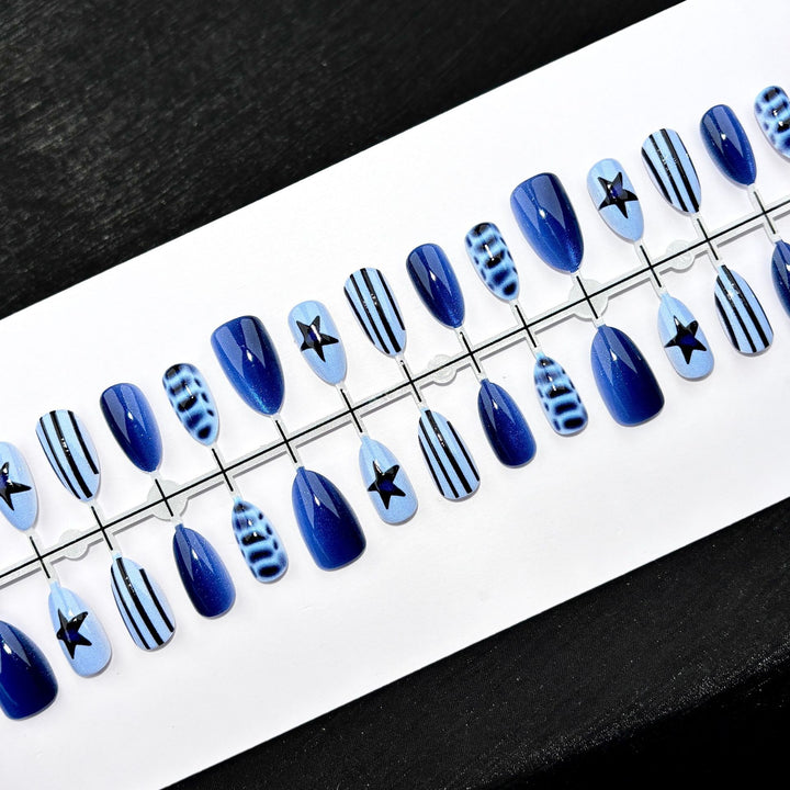 Stilvolles abstraktes Press-On Nagelkunst Set