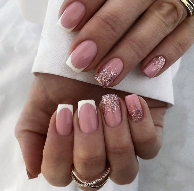 Elegante Press-On Nagelkunst Karnz