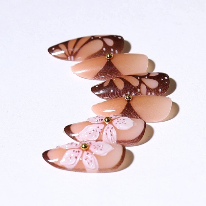 Kunstnagelset mit exquisiten floralen Motiven Karnz