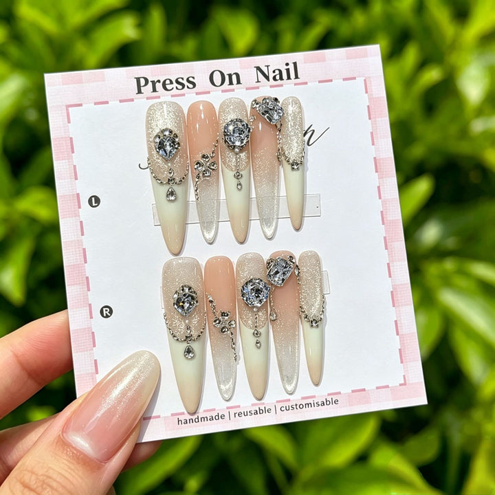 Künstlerisches Press-On-Nagel-Set mit floralen und grafischen Designs