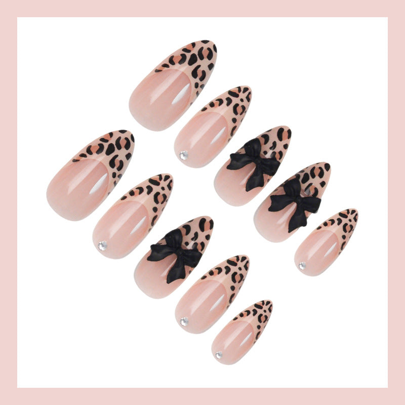Kunstnagelset mit tierischen Motiven und eleganten Schleifen Karnz