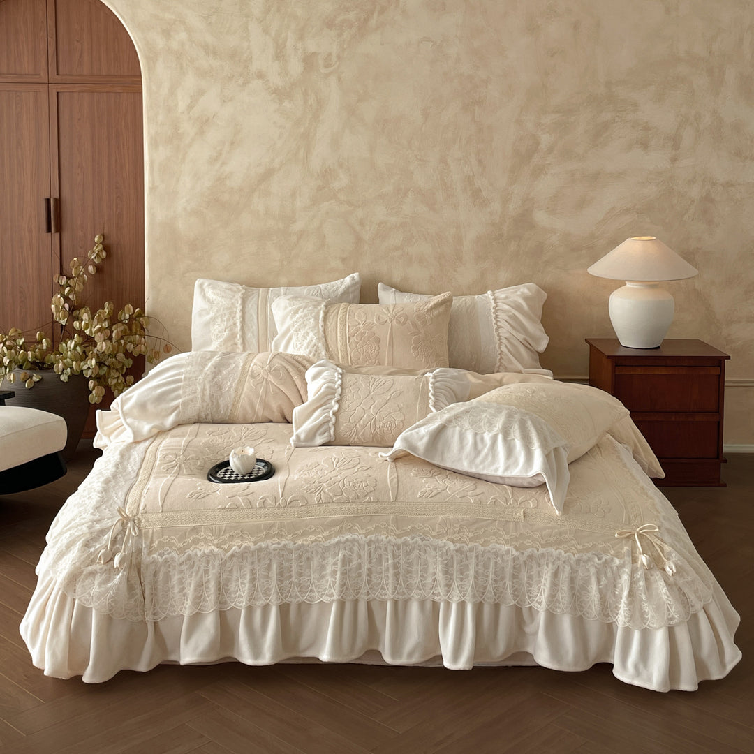 Luxus-Bettgarnitur mit gestepptem Quilt, Spitzenvolant und dekorativem Bettrock