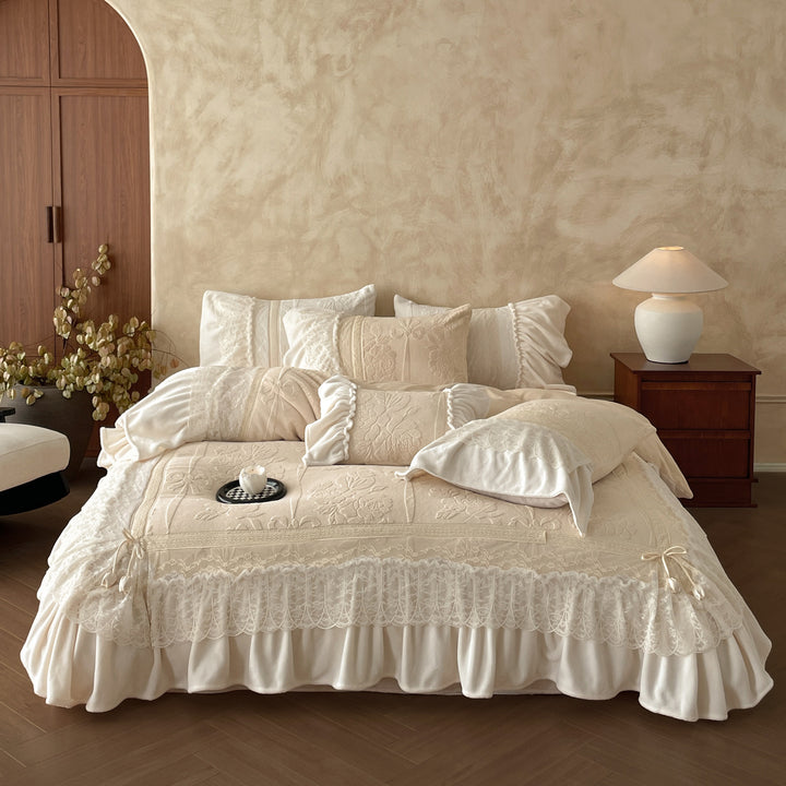 Luxus-Bettgarnitur mit gestepptem Quilt, Spitzenvolant und dekorativem Bettrock