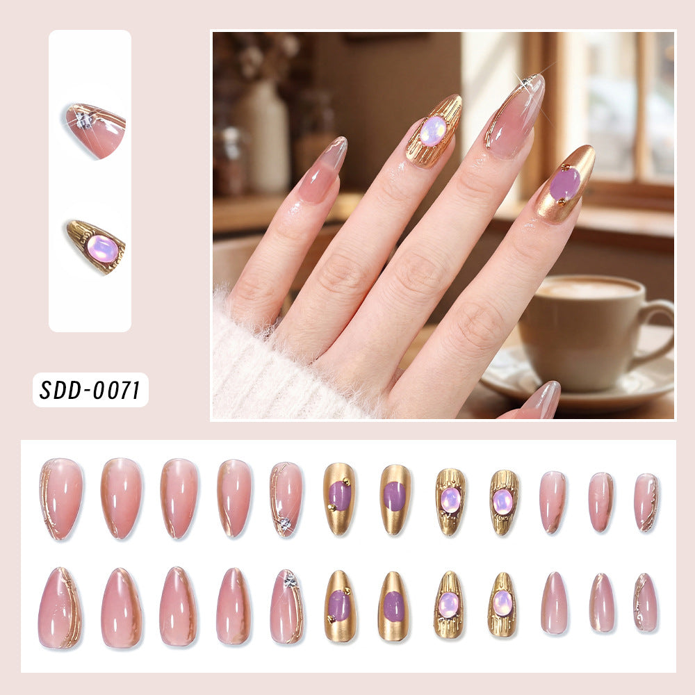 Elegante Druck-Nagelspitzen mit dekorativen Charms