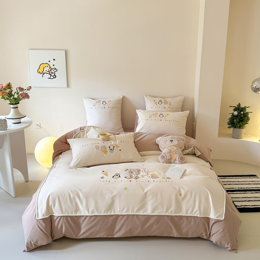 Kinderbettwäsche-Set aus gesticktem Baumwoll-Percale mit plüschigem Bären-Applikation und dekorativen Kissenbezügen