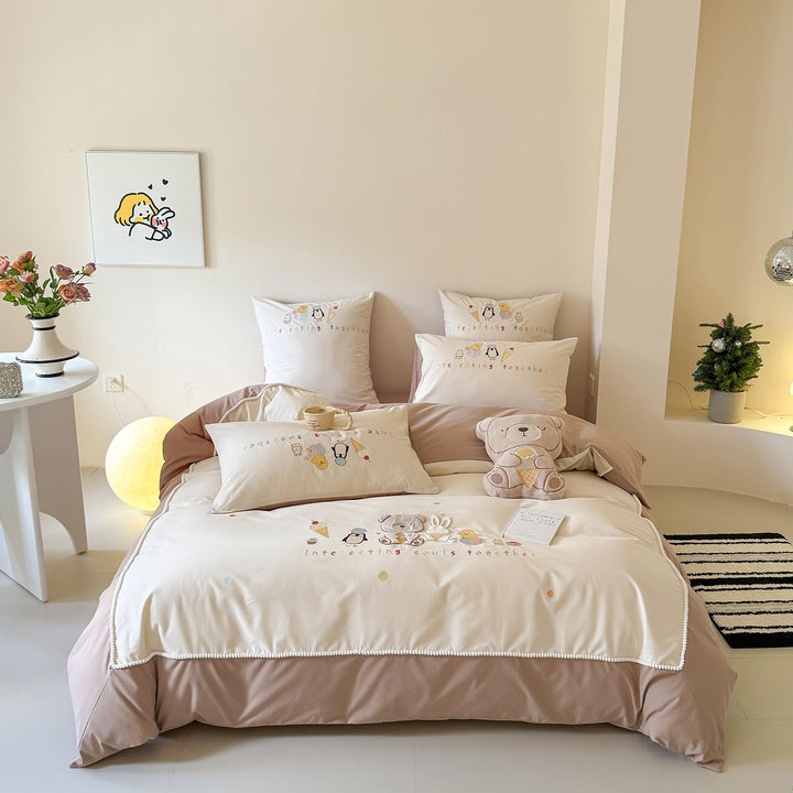 Kinderbettwäsche-Set aus gesticktem Baumwoll-Percale mit plüschigem Bären-Applikation und dekorativen Kissenbezügen