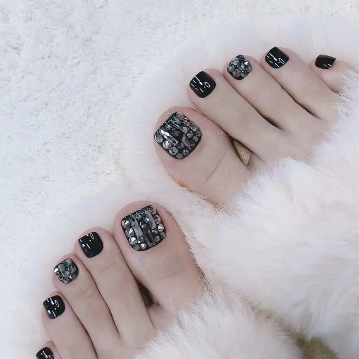 Kunstvolle Fußnägel mit Glitzerakzenten Karnz