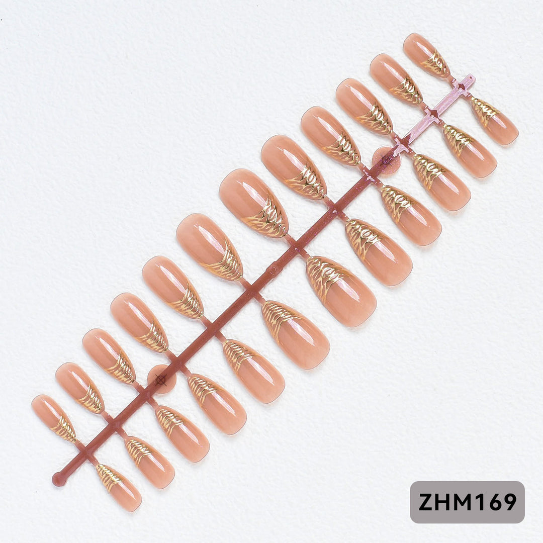 Elegante Press-On Nagelspitzen mit goldenen Details Karnz