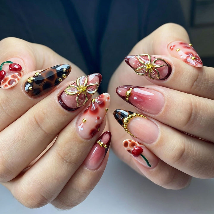 Kunstvolle Nagelspitzen mit fröhlichen Blumen- und Kirschdesign Karnz