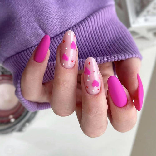 Künstliche Nagelkunst mit Herzdesign Karnz
