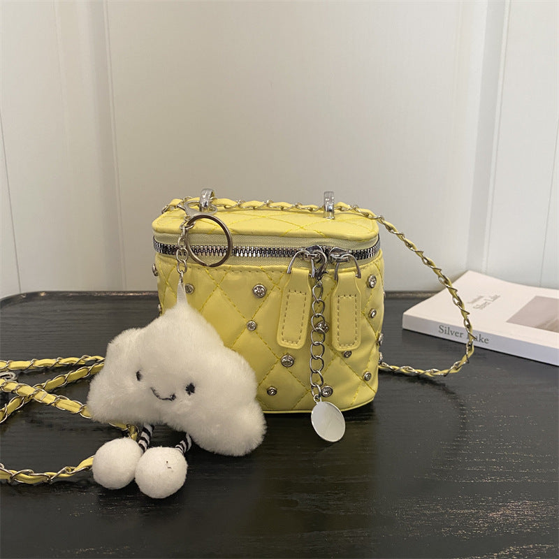 Gepufferte Mini-Handtasche mit Kettendetail