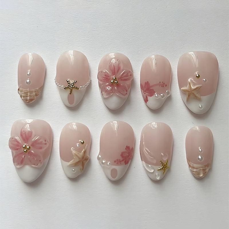 Kunstvolles Nagelset mit floralen Akzenten Karnz