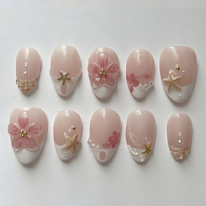 Kunstvolles Nagelset mit floralen Akzenten Karnz