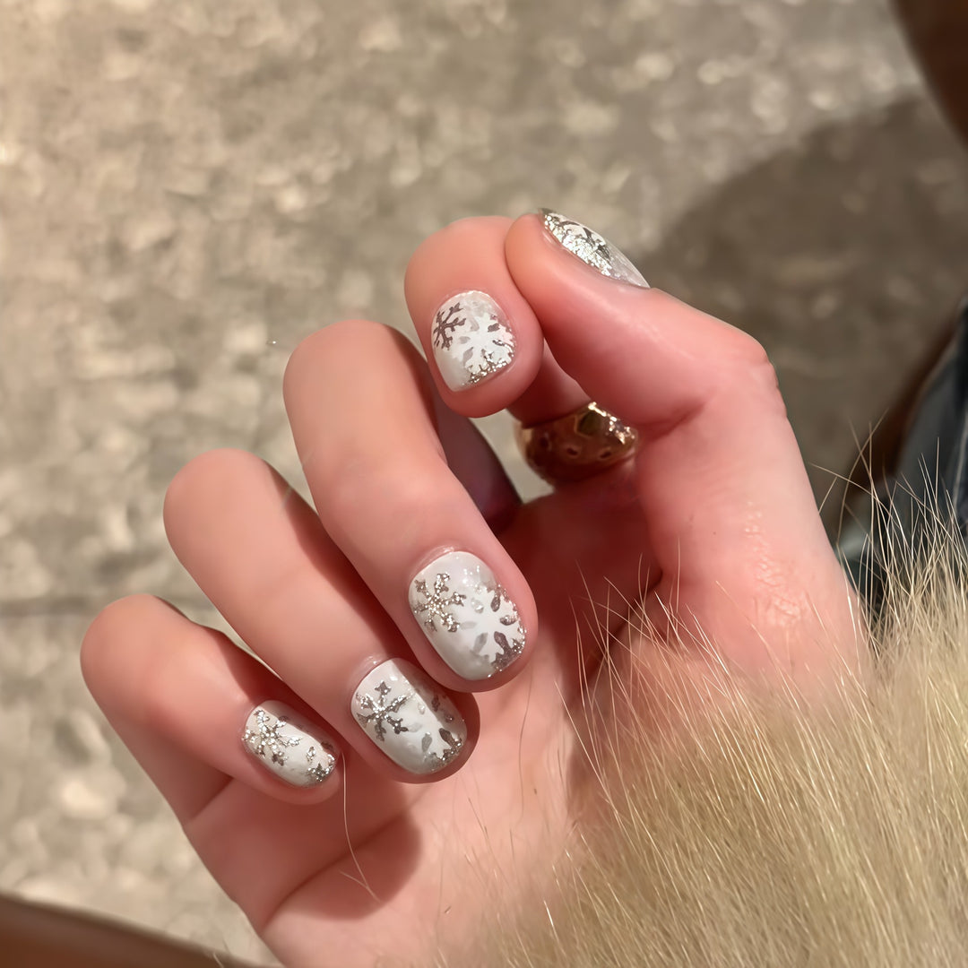 Kunstnägel mit Winterlichem Schneeflocken-Design Karnz