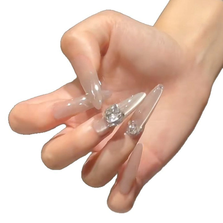 Kunstnagelset mit edlen Spitzen und Kristallakzenten Karnz