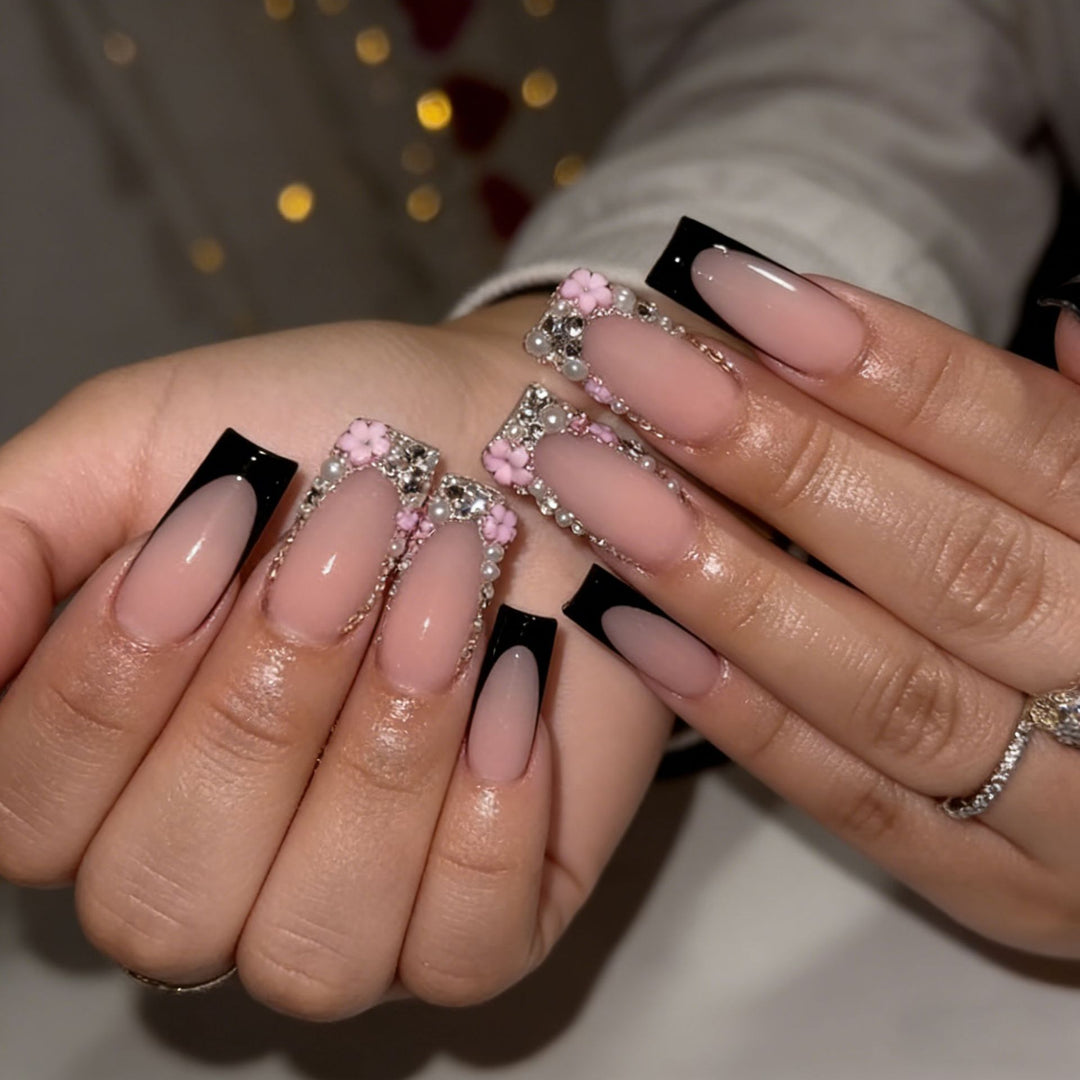 Elegante Stiletto Press-On Nagelkunst mit Strass-Akzenten Karnz
