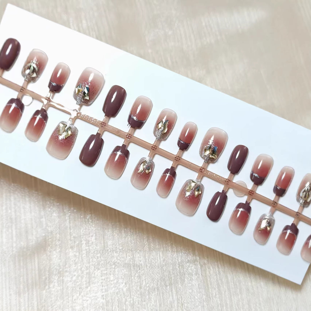 Elegante Kunstnagel-Set mit Goldakzenten Karnz