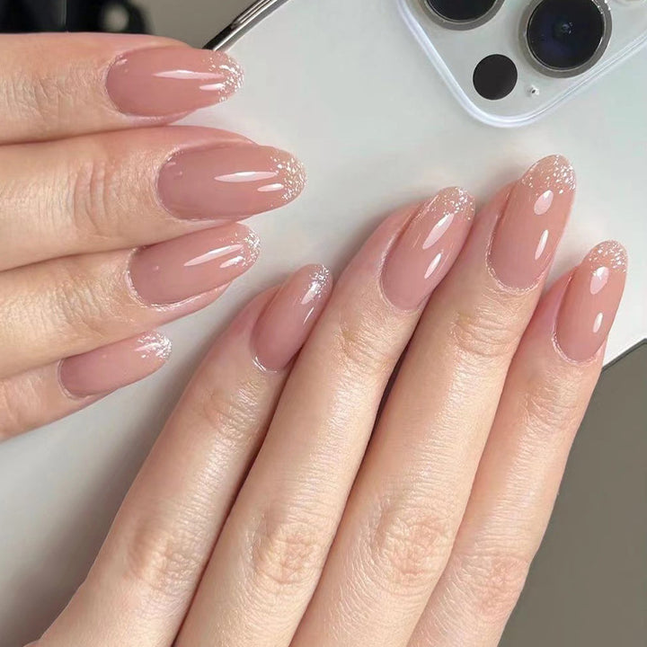 Kunstvolle Nagellack-Applikationen mit elegantem Glitzer-Finish Karnz