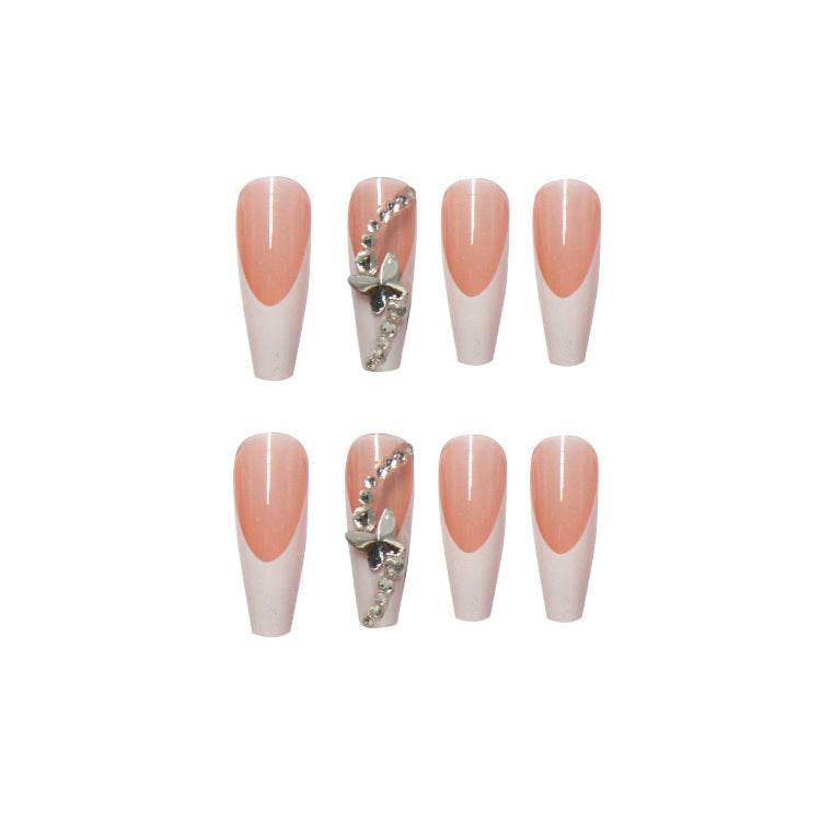 Kunstnagelset mit glamourösen Spitzenverzierungen und eleganten Akzenten Karnz