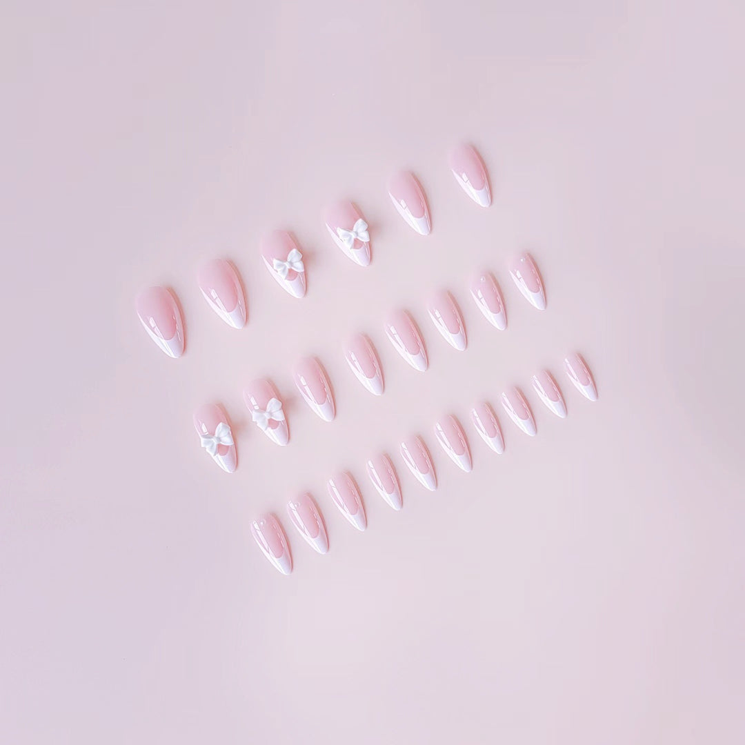 Kunstnagelset mit eleganten 3D-Blüten und glitzernden Akzenten Karnz