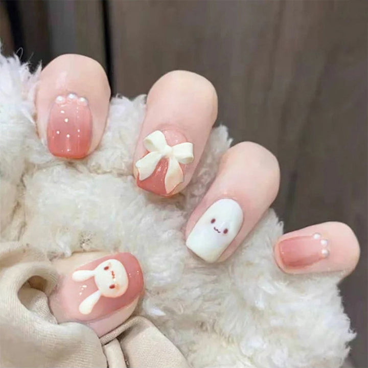 Glamouröse Kunstfingernägel mit Herz-Design und Glitzernden Akzenten Karnz