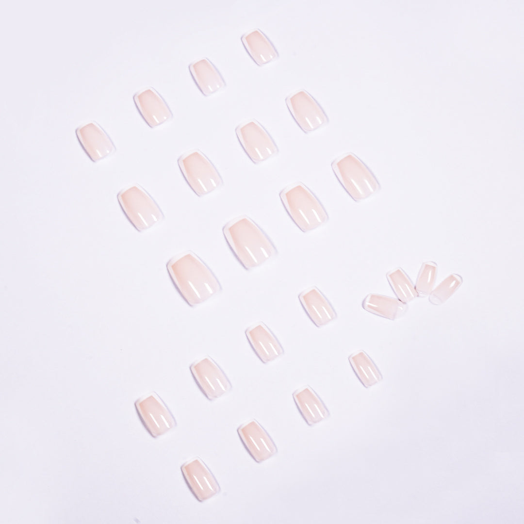Elegante Nagelverlängerungen mit French-Tip Karnz