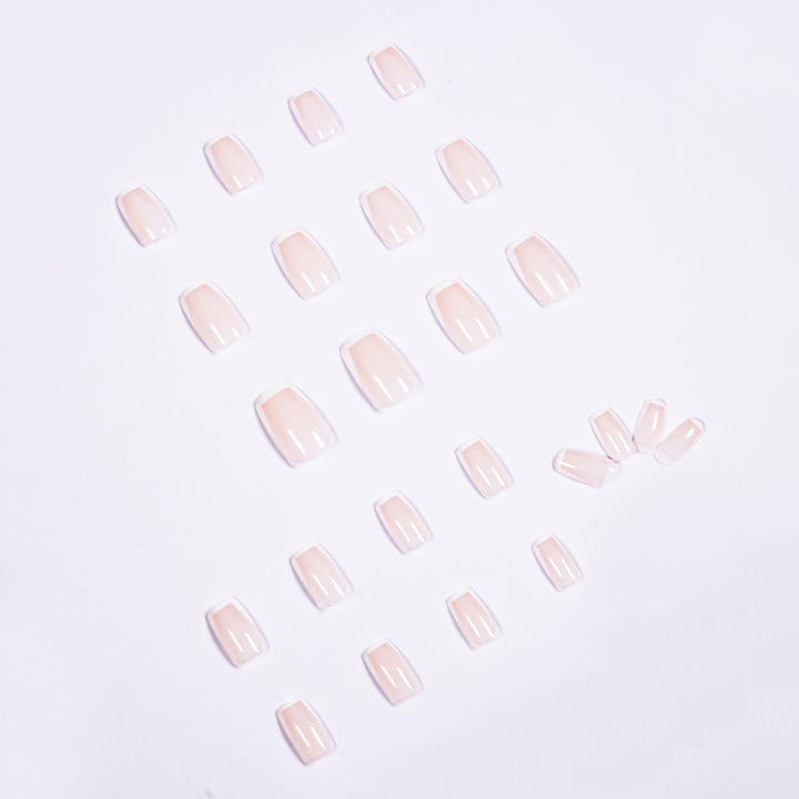 Elegante Nagelverlängerungen mit French-Tip Karnz