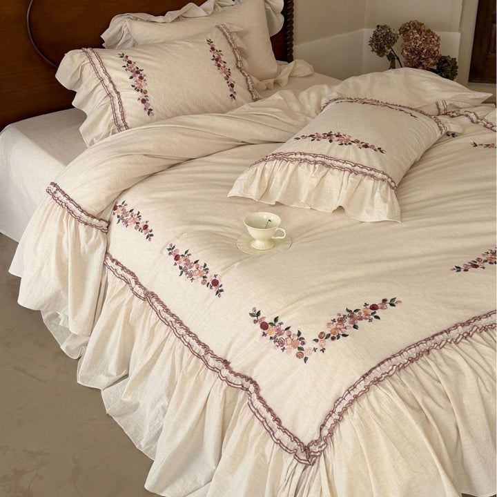 Romantisches Bettwäsche-Set mit Rüschen und floraler Stickerei in Leinenoptik