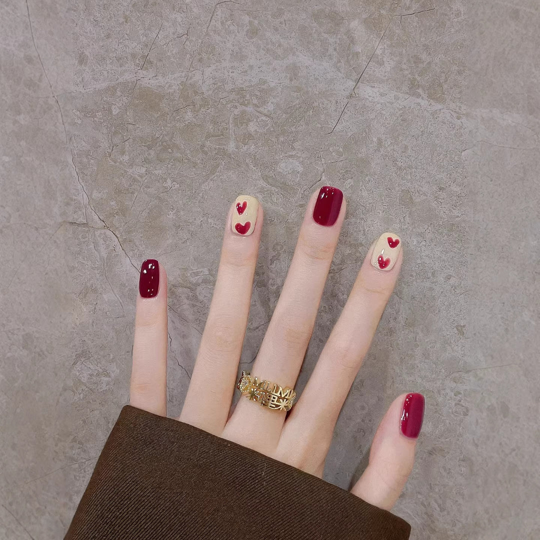 Künstlerisches Herzdesign Nagelkunst