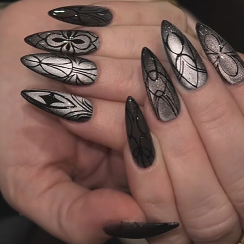 Dekorativer Presse-on-Nagelset mit künstlerischem Spinnendesign Karnz