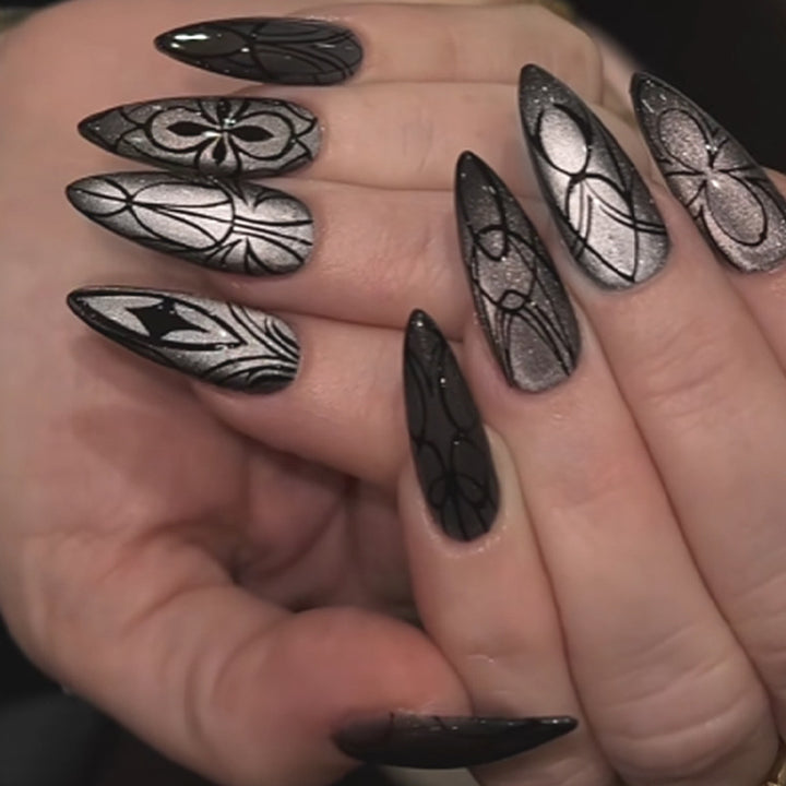 Dekorativer Presse-on-Nagelset mit künstlerischem Spinnendesign Karnz