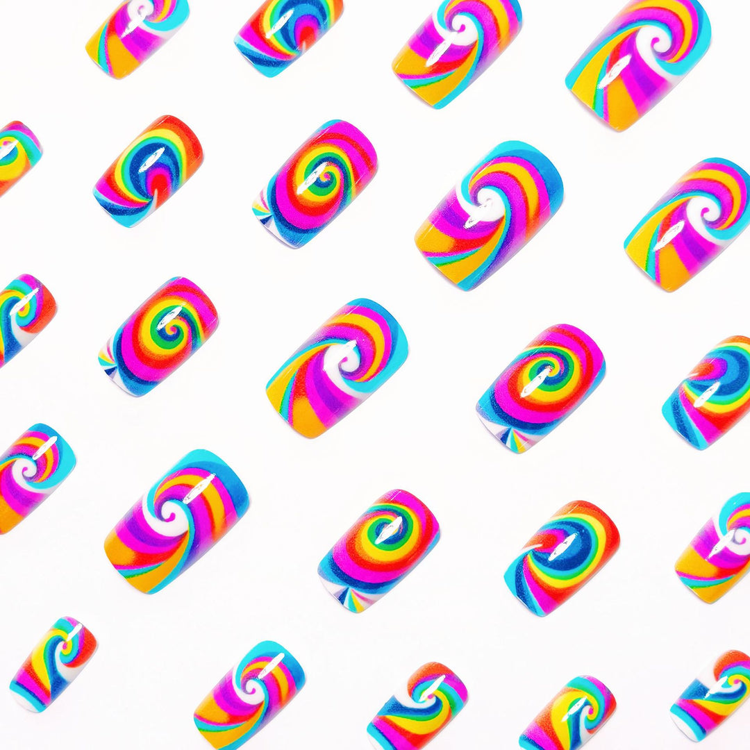 Kreative Kunstnägel mit Farbenfrohem Spiralmuster Karnz