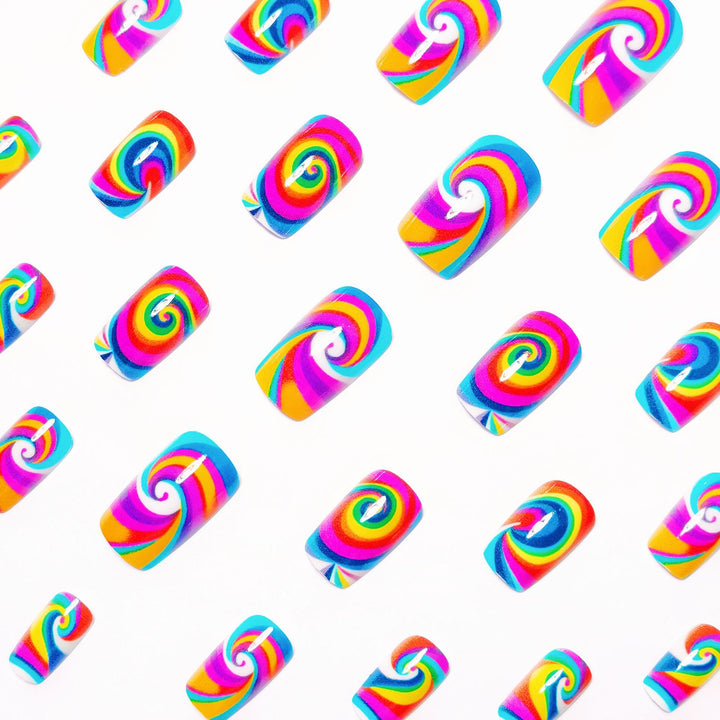 Kreative Kunstnägel mit Farbenfrohem Spiralmuster Karnz