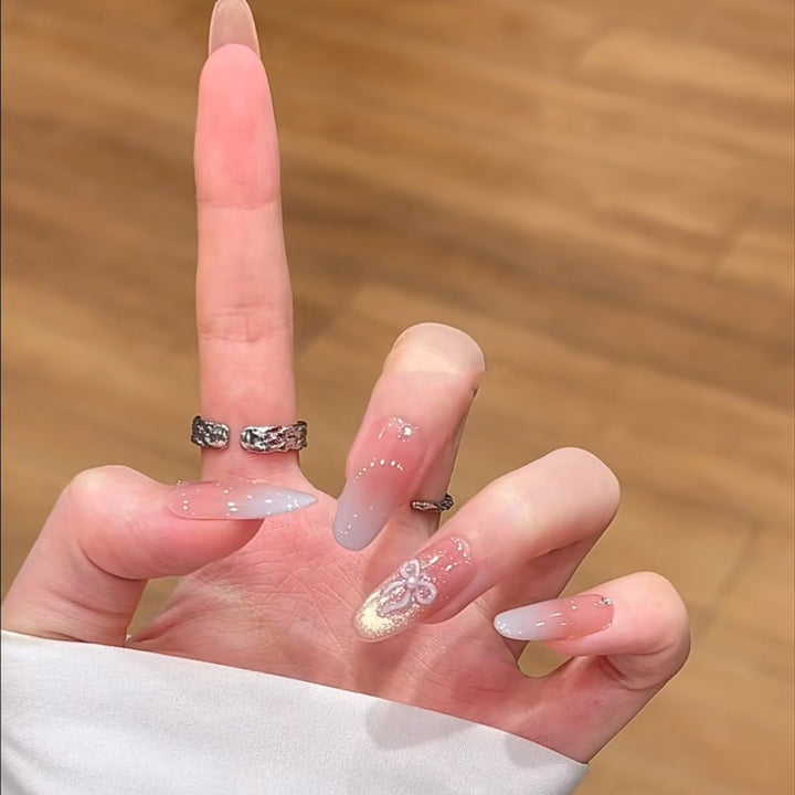 Künstlerisches Press-On-Nagelset mit floralen und glänzenden Akzenten Karnz