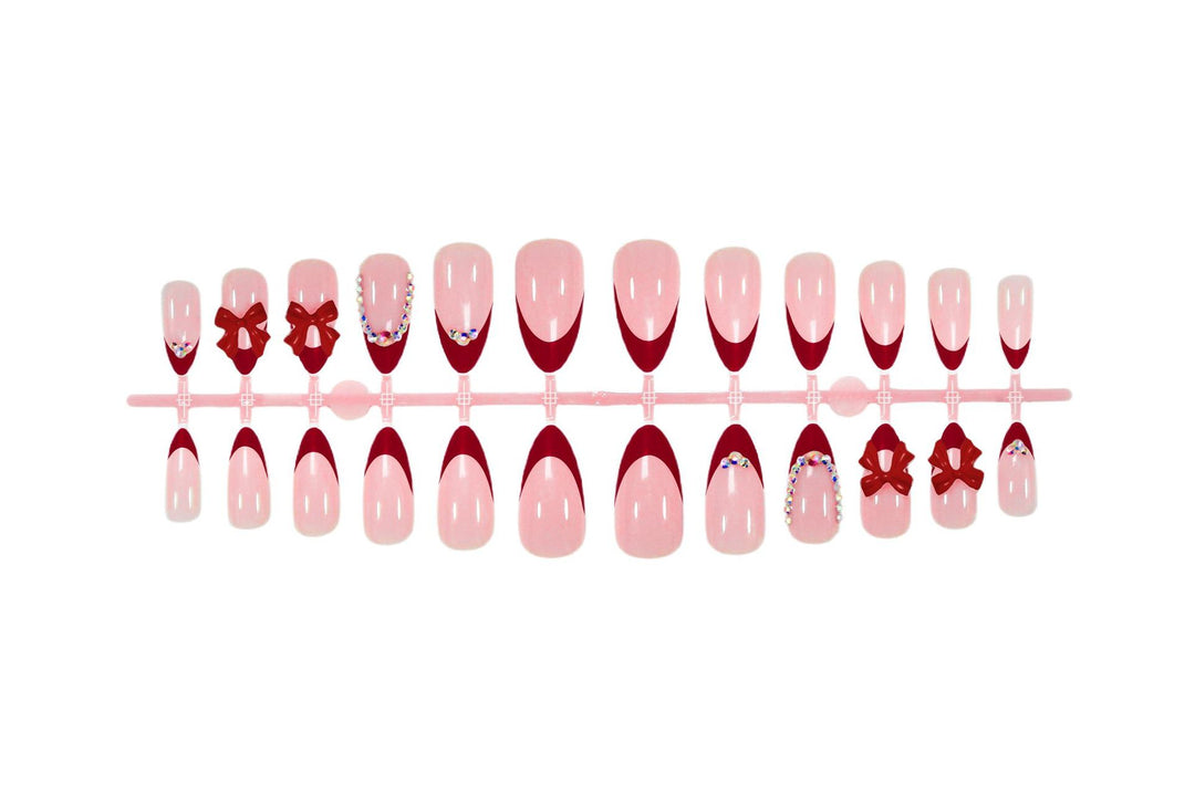 Kunstnagelset mit stylischen Akzenten und dekorativen Details Karnz