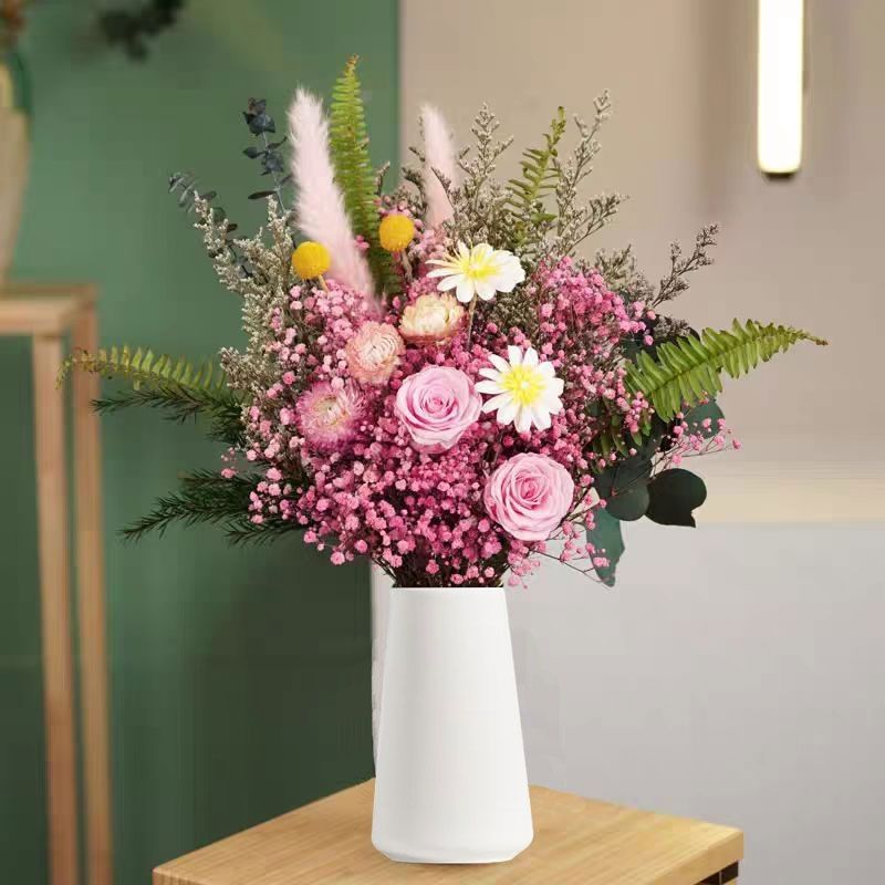 Dekorativer Trockenblumenstrauß Arrangement
