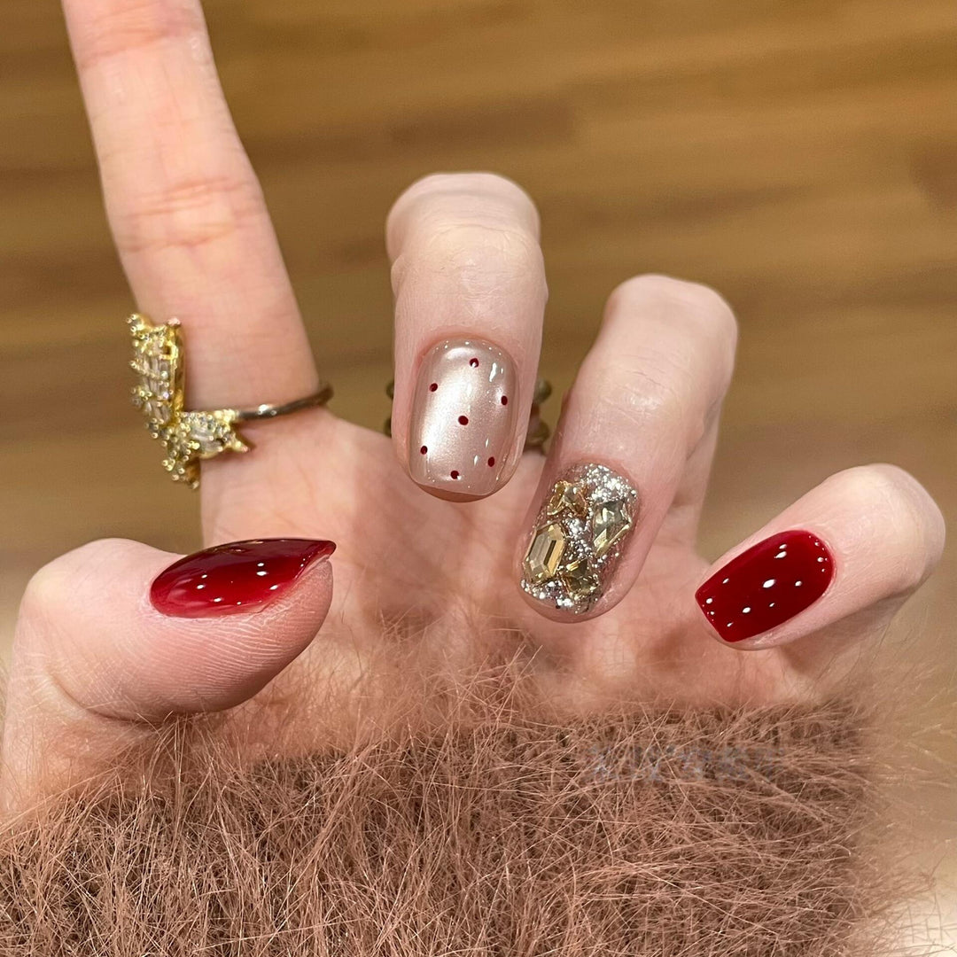 Glamouröse Kunstnägel mit Funkelndem Strass Karnz