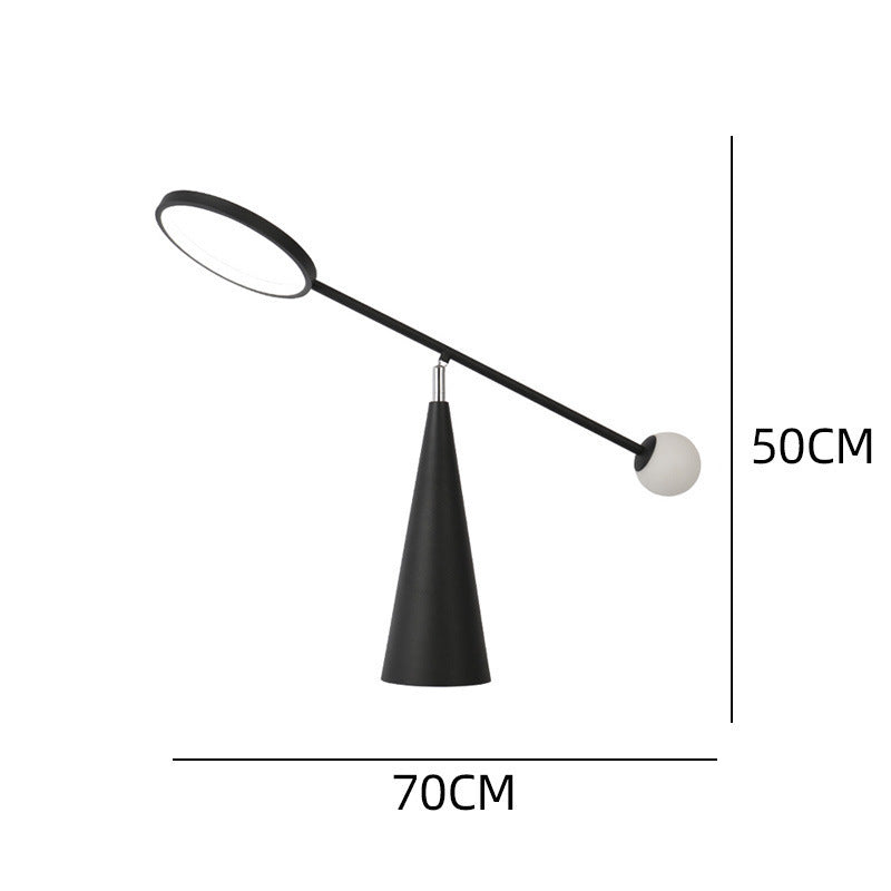 Moderne verstellbare Schreibtischlampe mit geometrischem Sockel