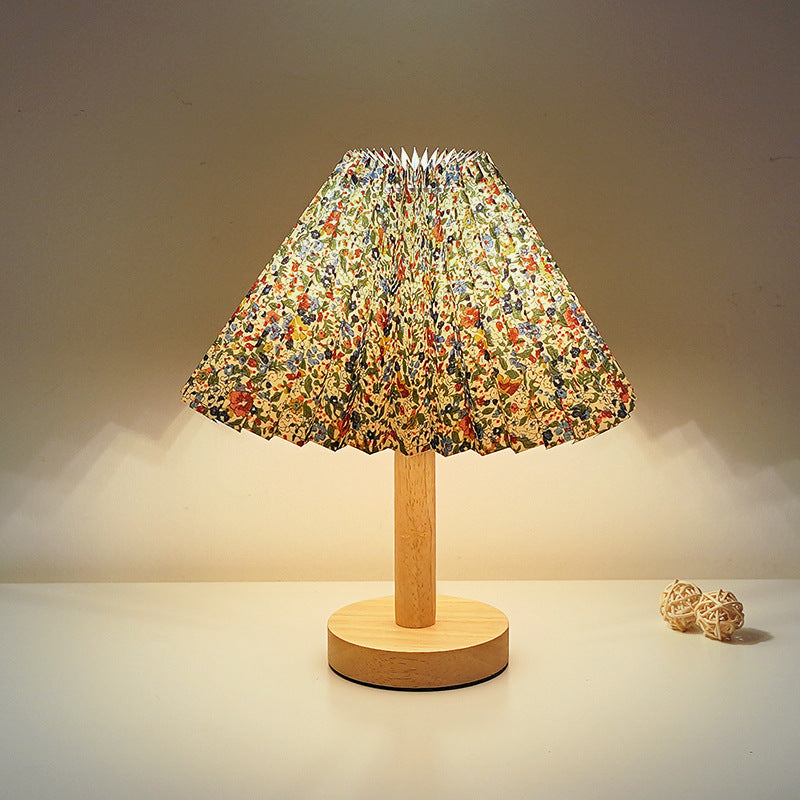 Moderne Tischlampe mit plissiertem Schirm