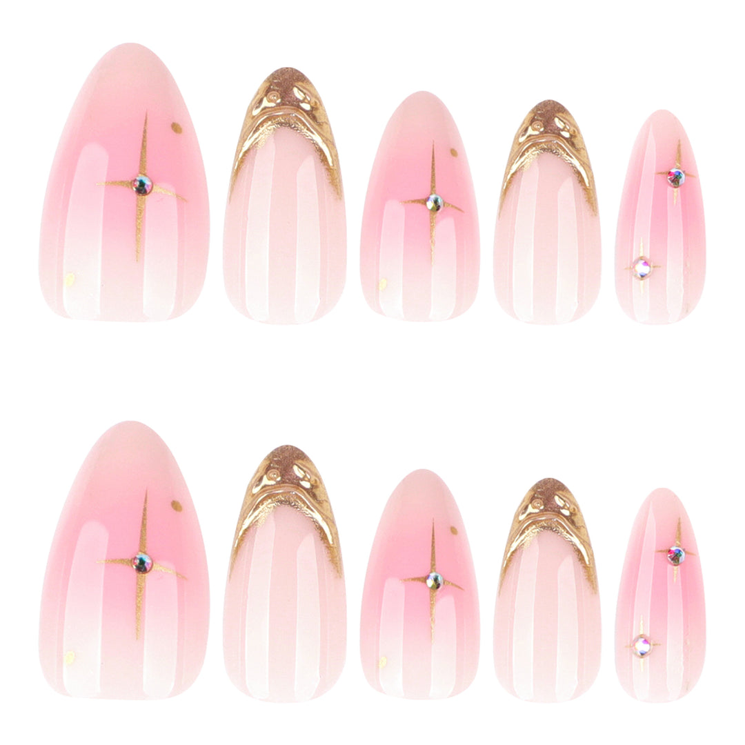 Kunstvolle Nagelverlängerungen mit glamourosem Goldfinish Karnz