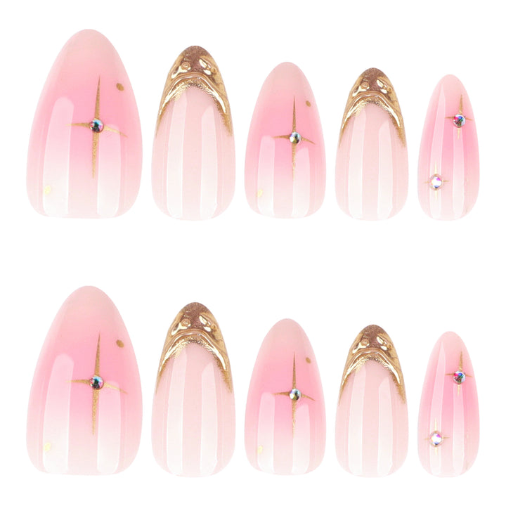 Kunstvolle Nagelverlängerungen mit glamourosem Goldfinish Karnz